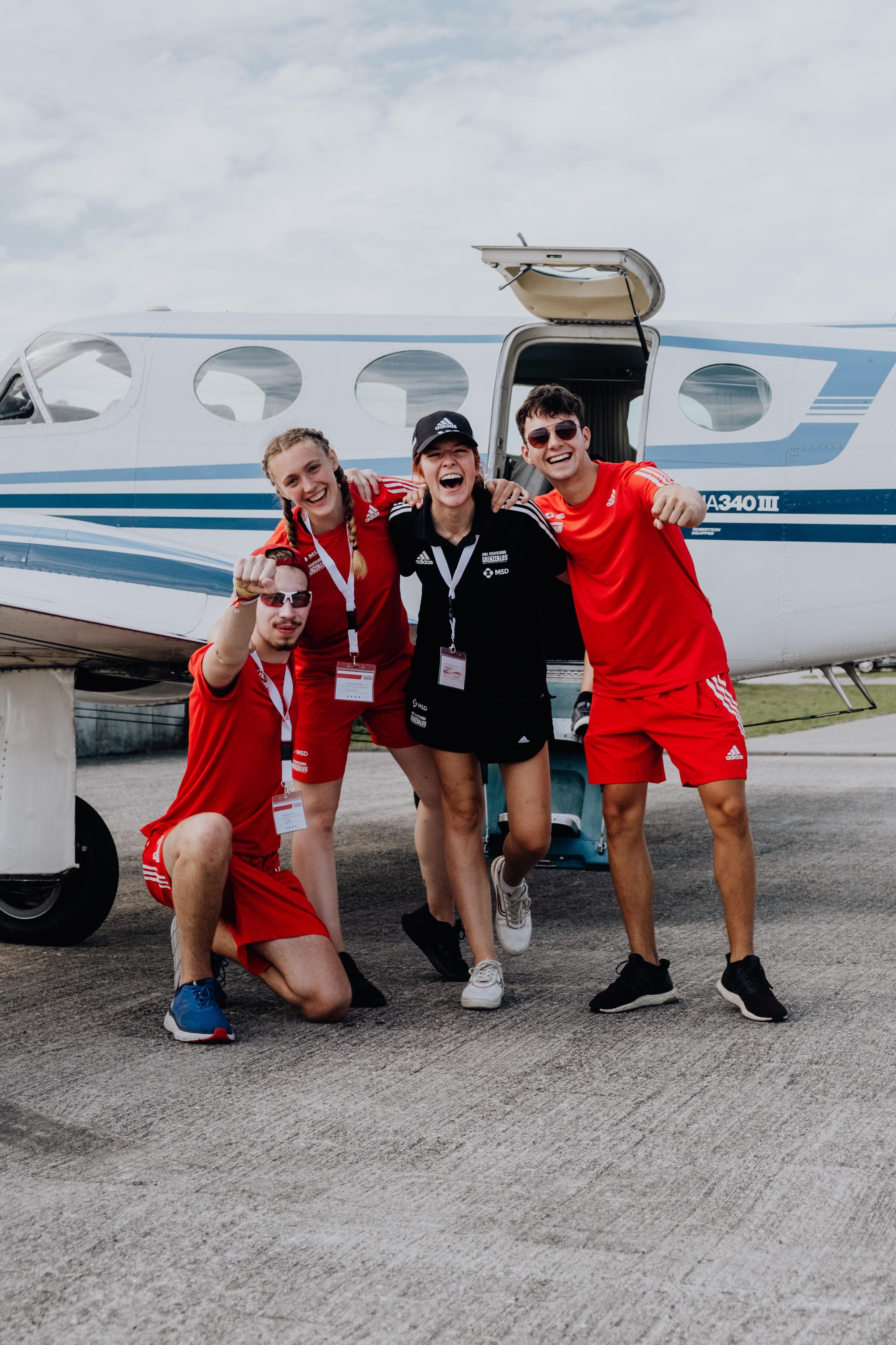 Camp-Gruppe vor einem Segelflugzeug