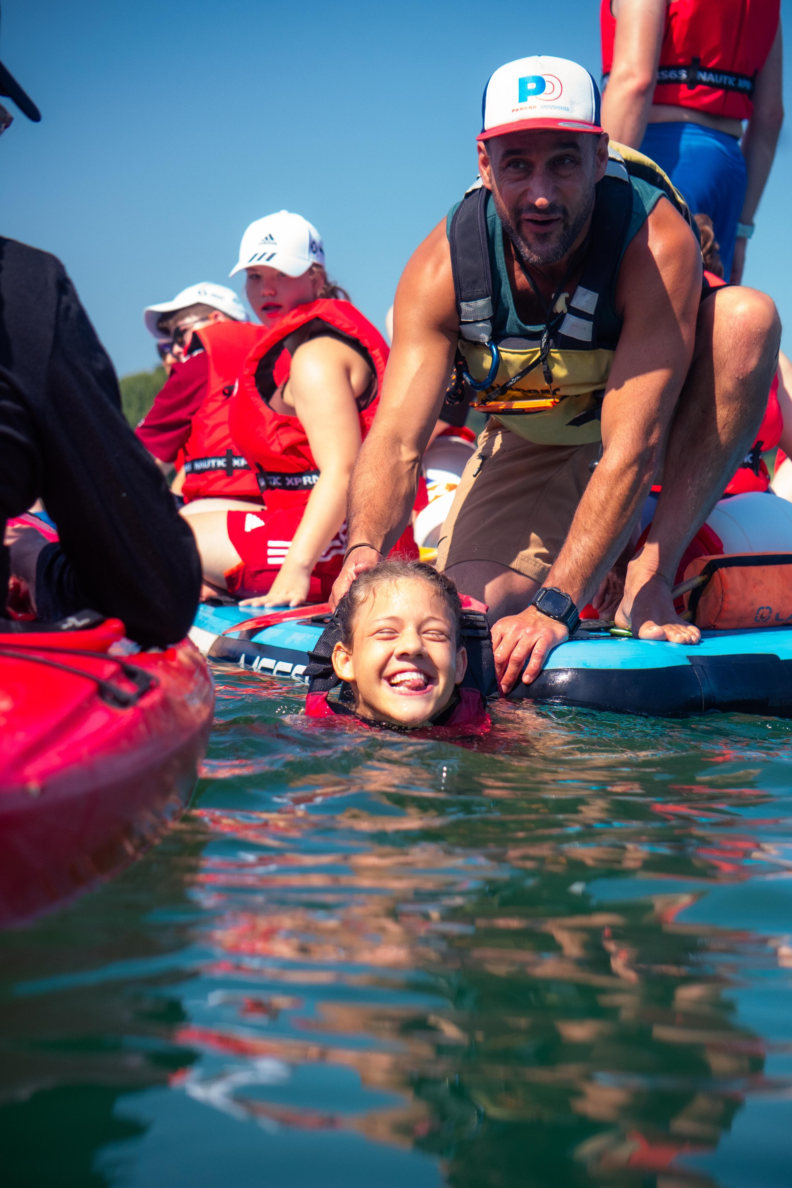Teilnehmende bei einer Challenge im Wasser