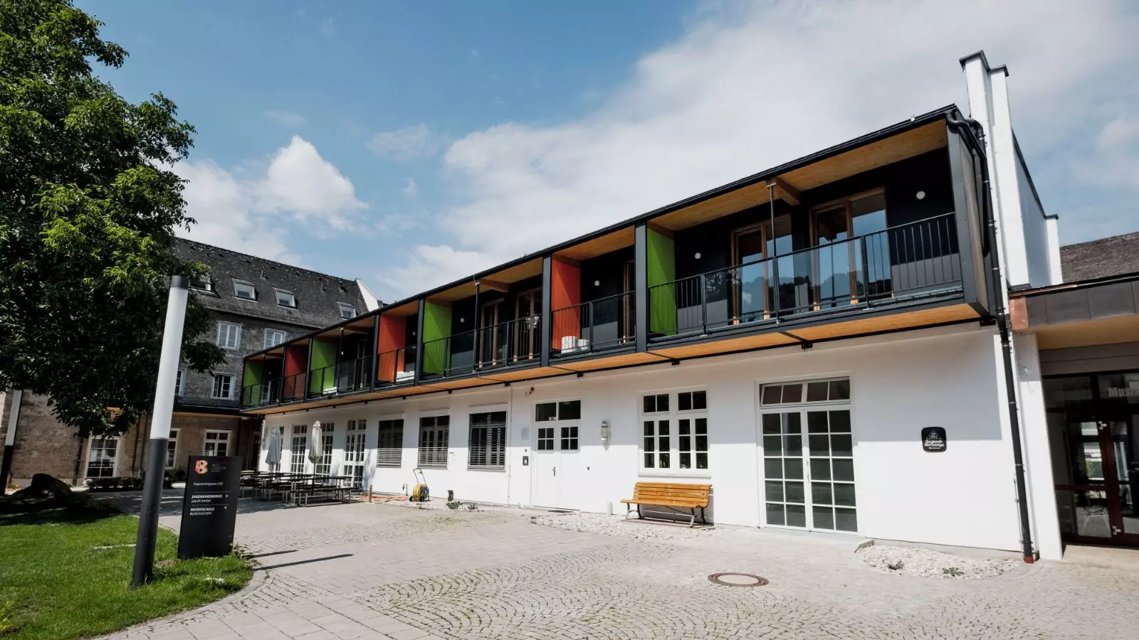 Innenhof der DJH Jugendherberge Burghausen